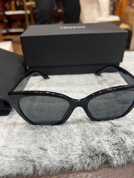 Kính chanel đen hình trái tim ở gọng +