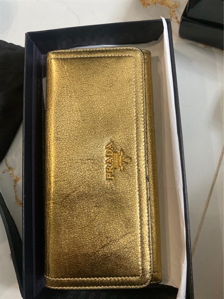 Ví Prada