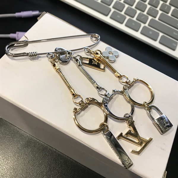 Cài áo LV ổ khoá +