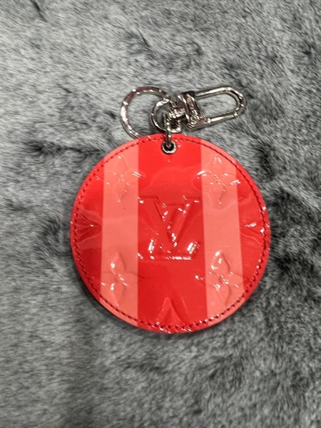 Charm LV đỏ hồng +