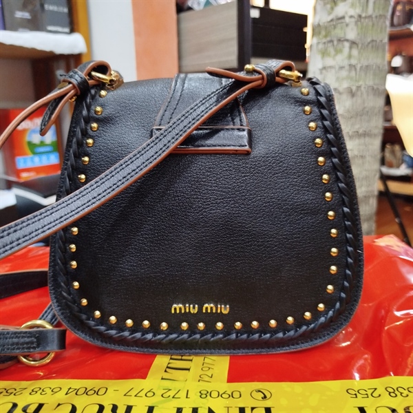 Túi xách Miu Miu đen gắn đinh 19cm KG+