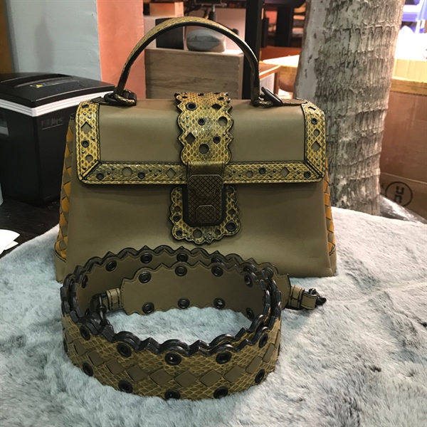 Túi xách Bottega da rắn nâu vàng KG+