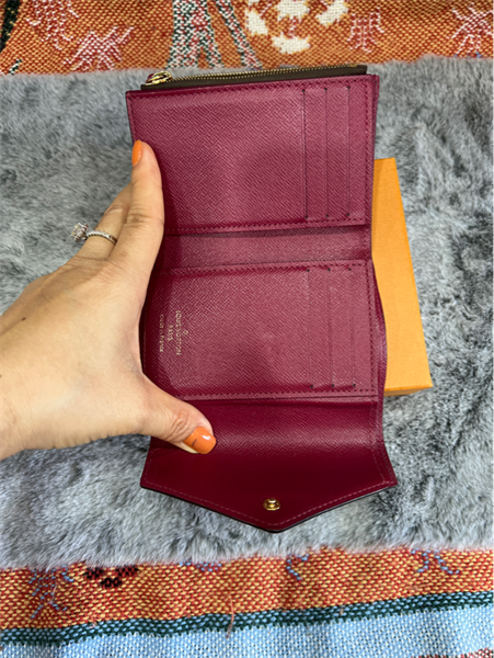 Ví lV hoa nâu nút đỏ lòng đỏ+