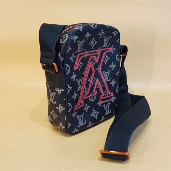 Túi LV đeo chéo hoa trắng chữ ngược +