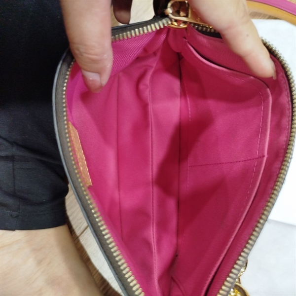 Ví Chanel vàng lấp lánh +
