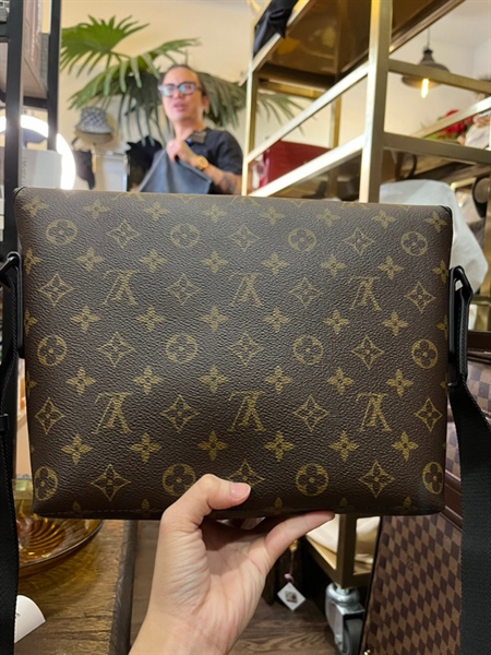 Túi LV đeo chéo viền đen +