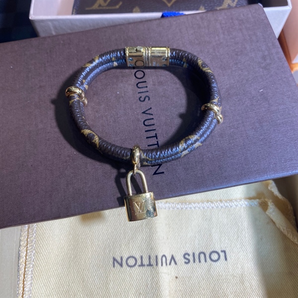 Vòng tay LV ổ khoá +