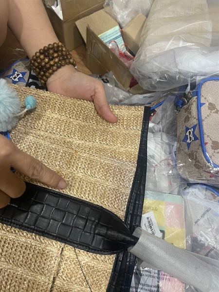 Túi Tote DKNY Cói Kèm Pound KG+