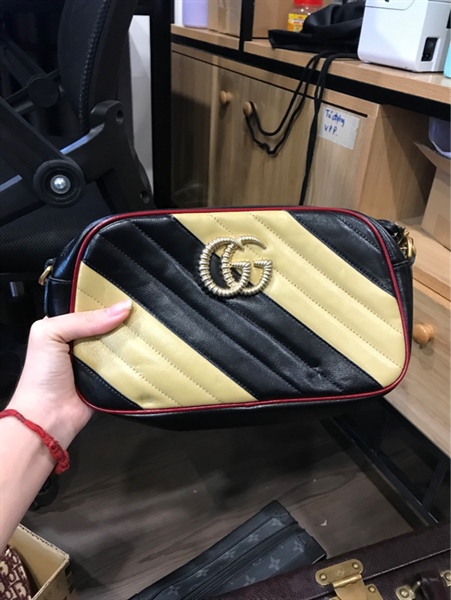 Túi GG đeo chéo đen nude viền đỏ