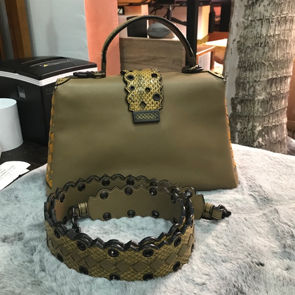 Túi xách Bottega da rắn nâu vàng KG+