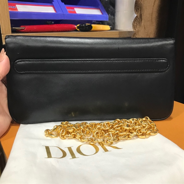 Túi clutch Dior đen logo vàng +