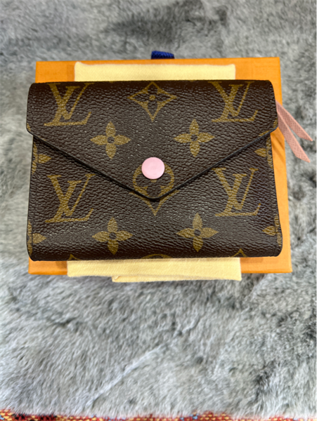 Ví LV hoa nâu nút hồng lòng hồng+