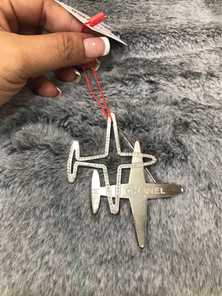 Cài áo Chanel hình máy bay+
