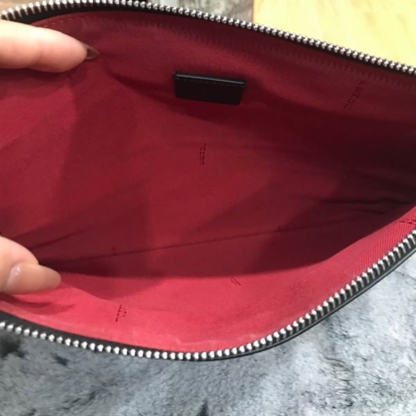 Túi Clutch Fendi đen mắt đỏ +