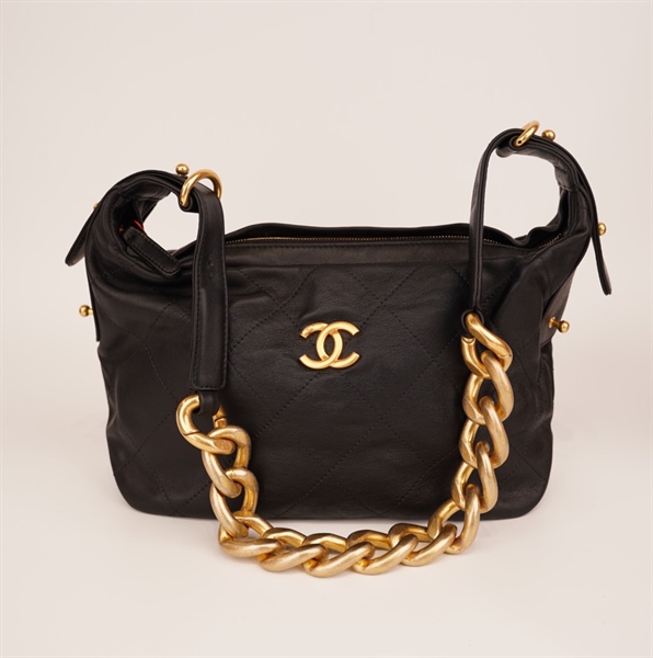Túi Chanel đen da mềm xích lớn vàng ++