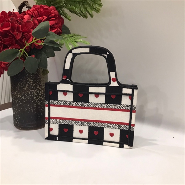 Túi xách Dior trái tim KG+