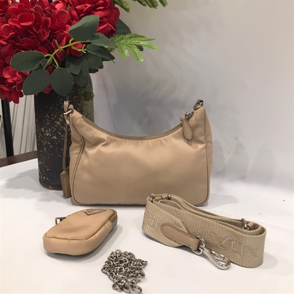 Túi Prada kem kèm charm KG+