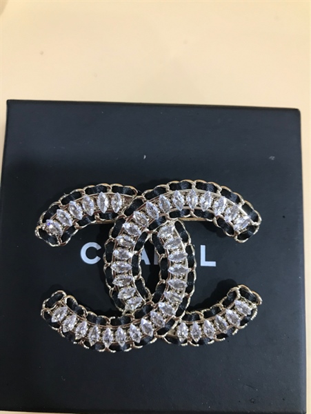 Cài Áo Chanel Đen Đính Đá+