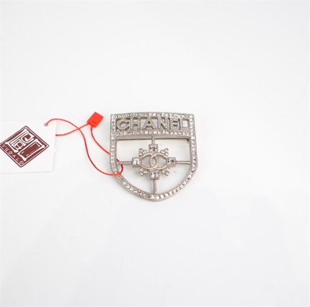 Cài áo Chanel bạc đính đá KG+