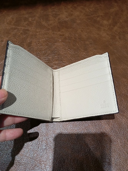 Ví GG Gập Đôi Trắng KG+