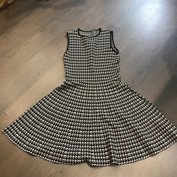 Đầm trắng đen HP+