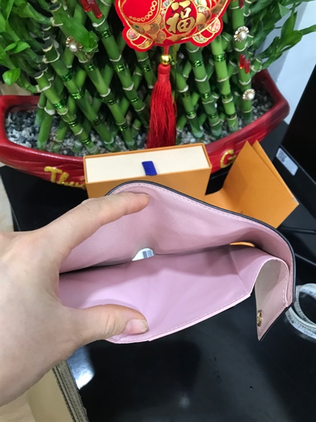Ví LV Gập 3 Nút Hồng+