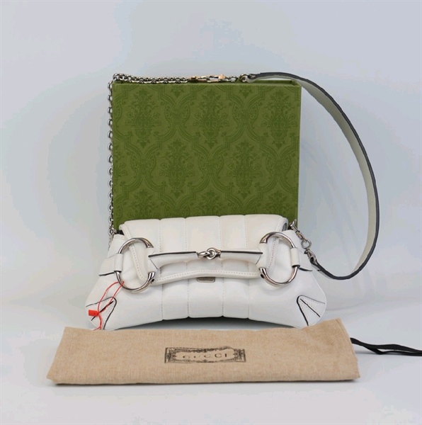 Túi GG Horsebit Chain Medium màu trắng KG+