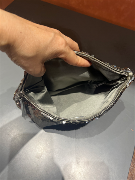 Túi Jimmy Choo kẹp nách vẩy cá+