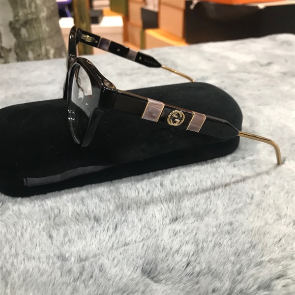 Kính trắng GG gọng đen phối vân đá KG+