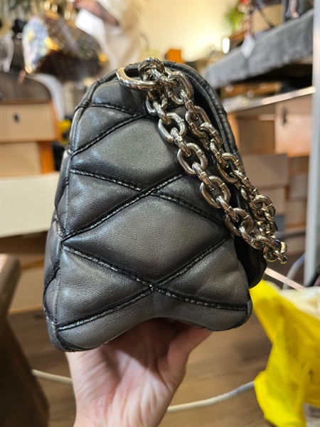 Túi LV vân nổi đen KG+