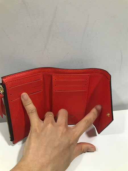 Ví LV hoa nâu nút đỏ