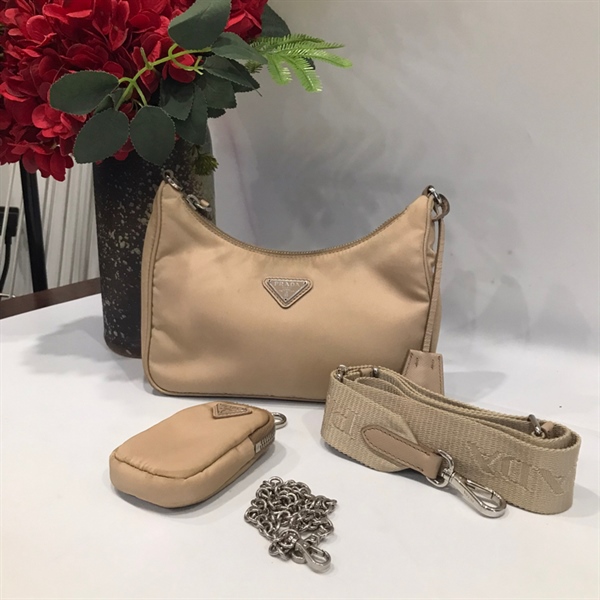 Túi Prada kem kèm charm KG+