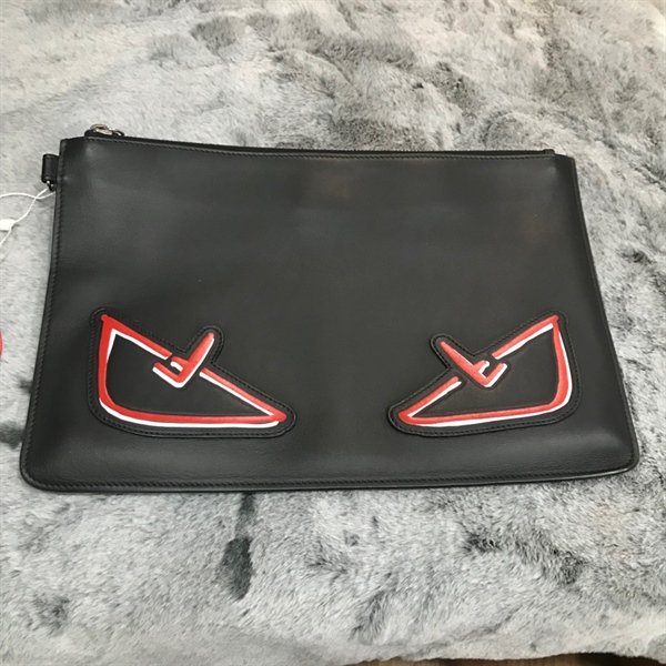 Túi Clutch Fendi đen mắt đỏ +