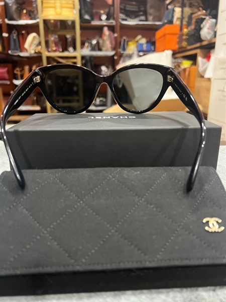 Kính chanel đen có logo chanel trắng ở gọng+
