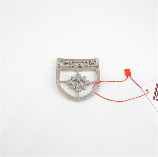 Cài áo Chanel bạc đính đá KG+