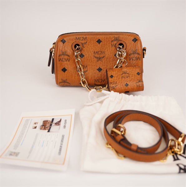 Túi MCM Speddy nâu kèm charm ví +