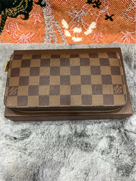 Ví LV dài ô vuông nâu khoá kéo vàng +