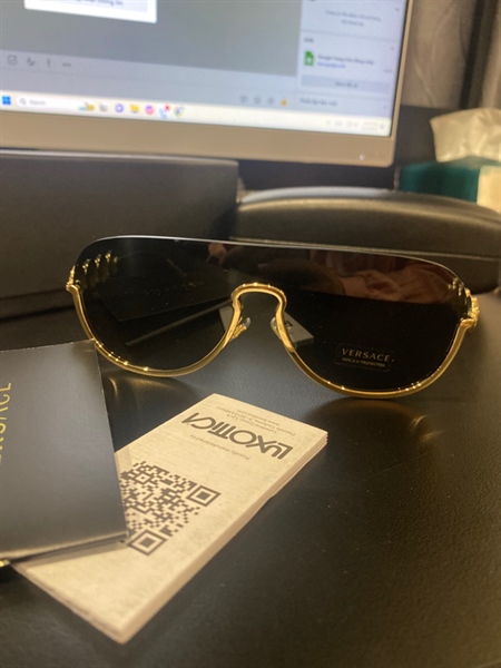 Kính Versace đen gọng vàng KG+