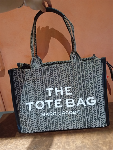 Túi Tote Marc Jacobs đen trắng KG+