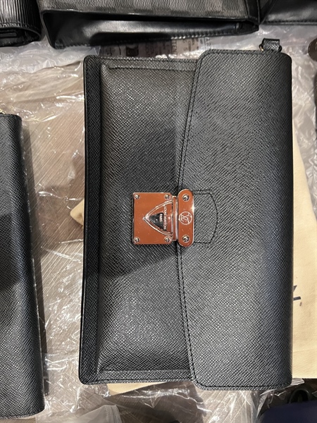 Túi LV vân đen khoá gài KG+