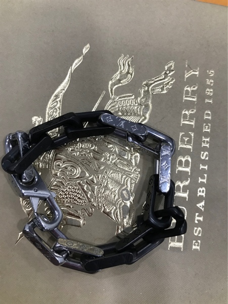 Vòng Tay LV Màu Đen Bạc+