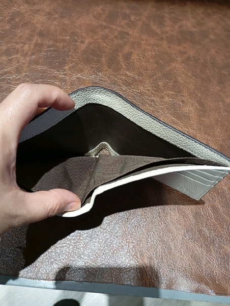 Ví GG Gập Đôi Trắng KG+