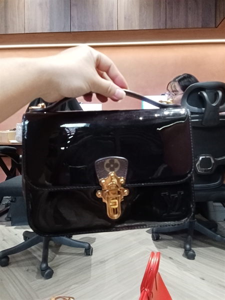 Túi LV đen khóa vàng +