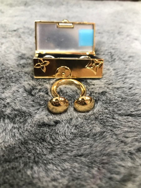 Bông tai LV vàng +