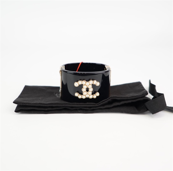 Vòng tay Chanel đen logo ngọc trai KG+