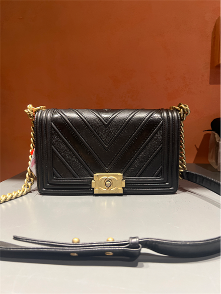 Túi Chanel Boy khóa vàng viền da trần chỉ++