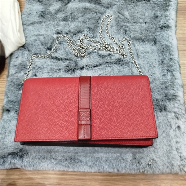 Túi cầm tay Loewe đỏ sọc nâu KG+