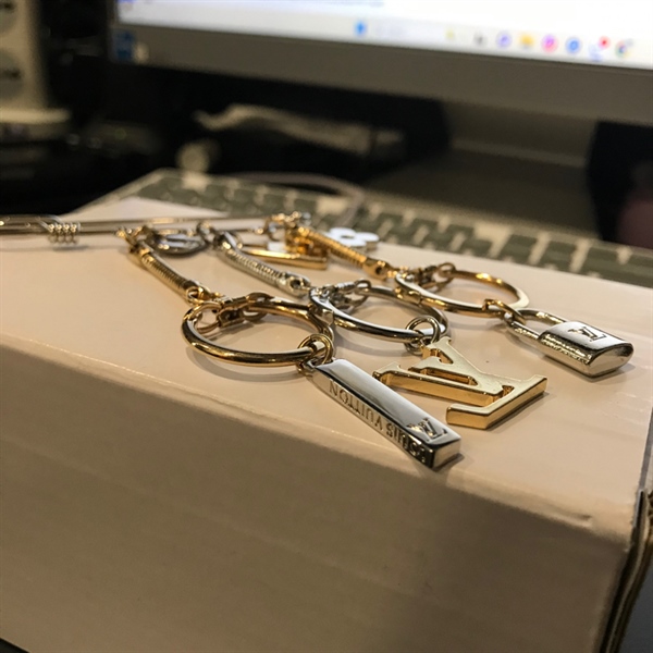 Cài áo LV ổ khoá +