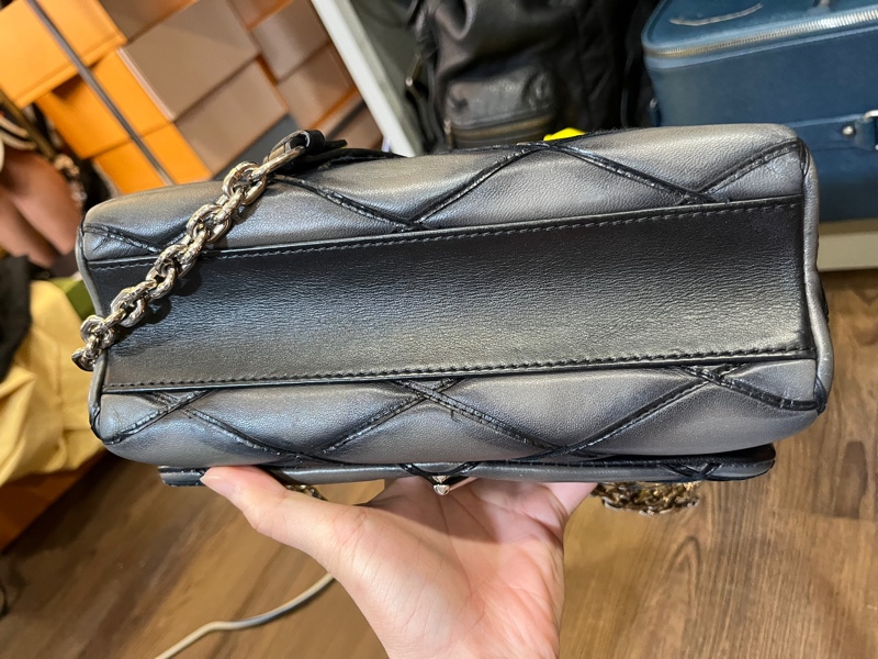 Túi LV vân nổi đen KG+