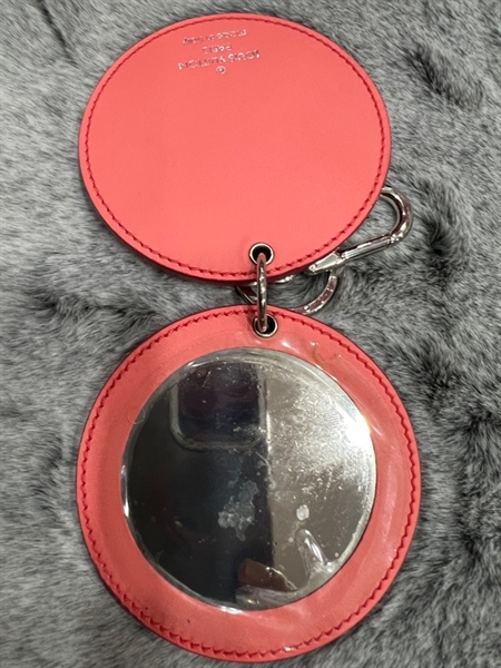 Charm LV đỏ hồng +